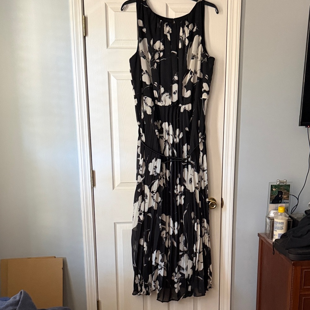 Jessica Howard Black and White Floral Maxi Dress